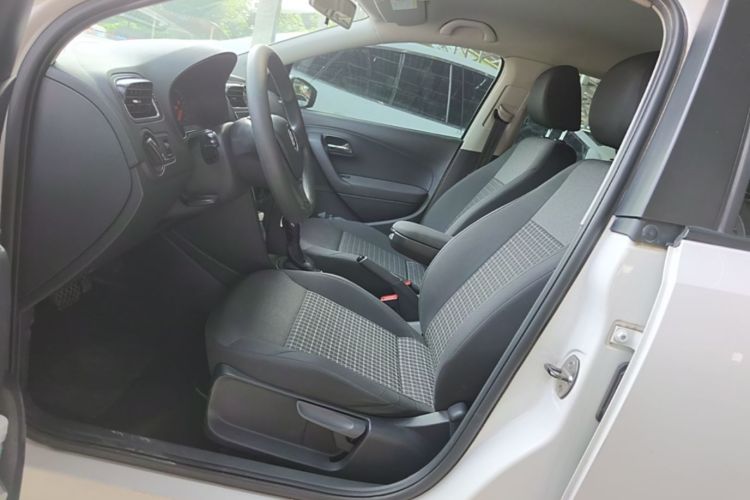 Volkswagen Polo 2015 car image #15