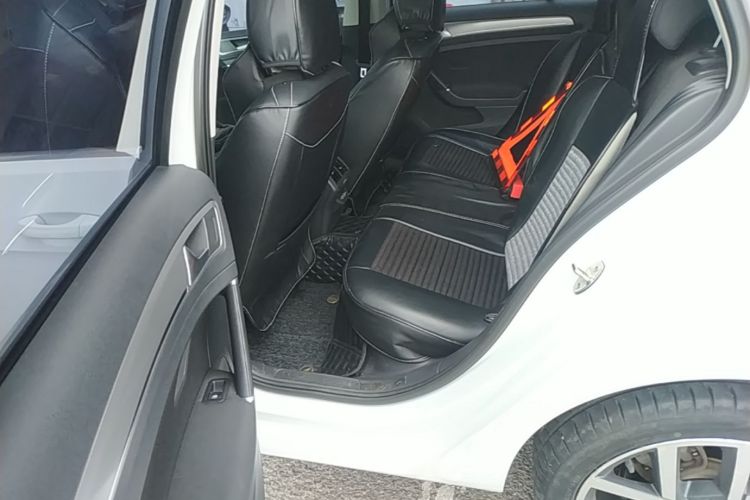 Volkswagen Golf 2020 car image #17