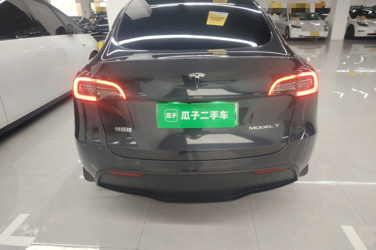 Tesla Model Y 2024 immagine di auto #6