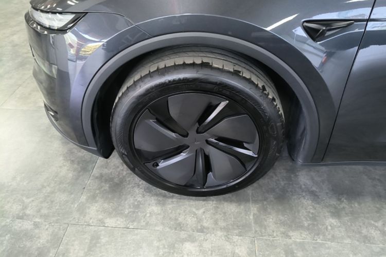 Tesla Model Y 2025 #4 Tesla Model Y 2025 car image #4