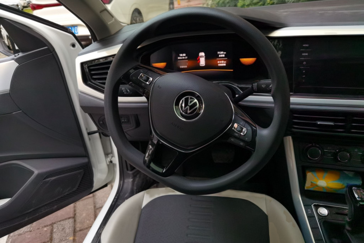 Volkswagen Polo 2025 car image #15