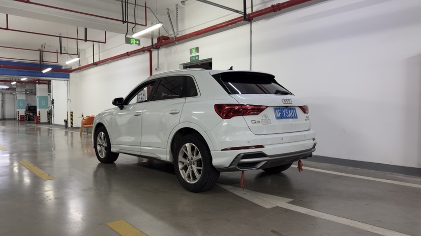 Audi Q3 2019 car image #5
