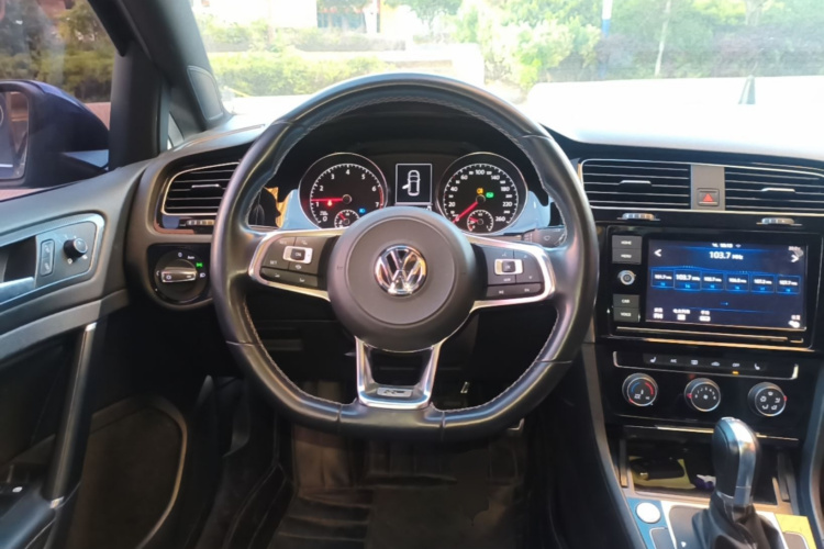 Volkswagen Golf 2019 car image #17