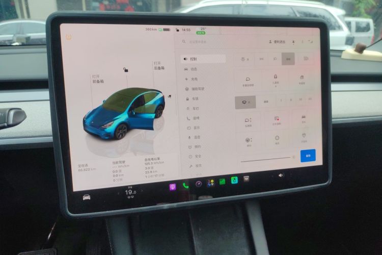 Tesla Model Y 2023 car image #12