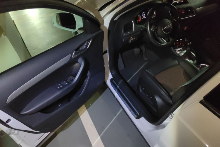 Audi Q3 2019 car image #18