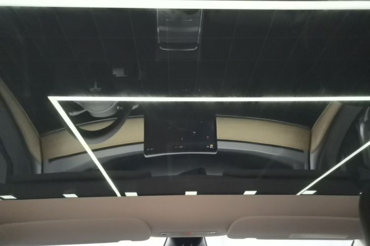 Tesla Model Y 2023 car image #18