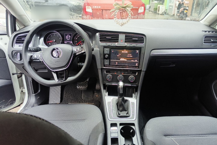 Volkswagen Golf 2019 car image #10