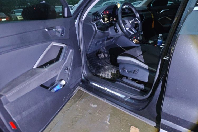 Audi Q3 2022 car image #9