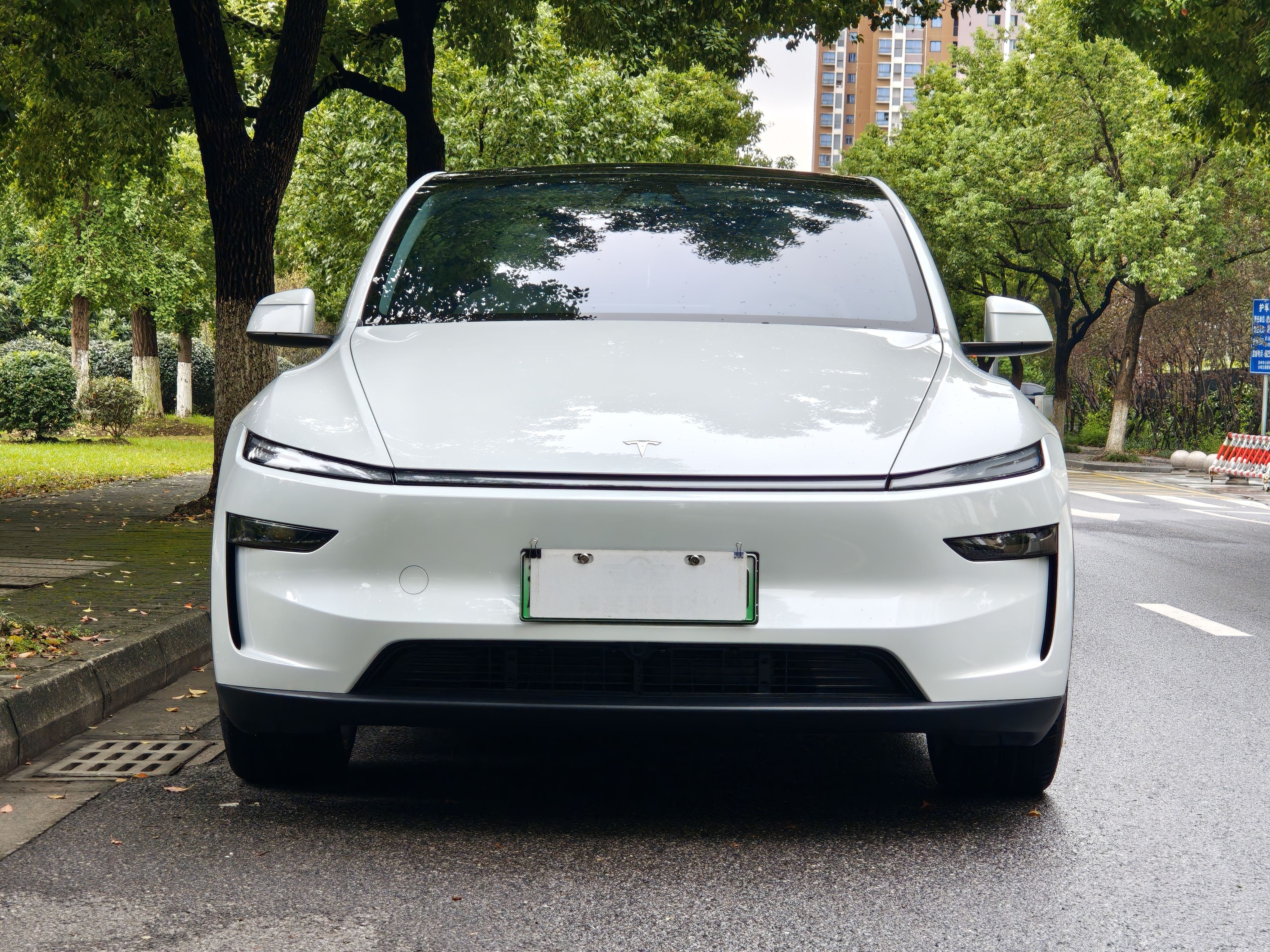 Tesla Model Y 2025 #2 Tesla Model Y 2025 car image #2