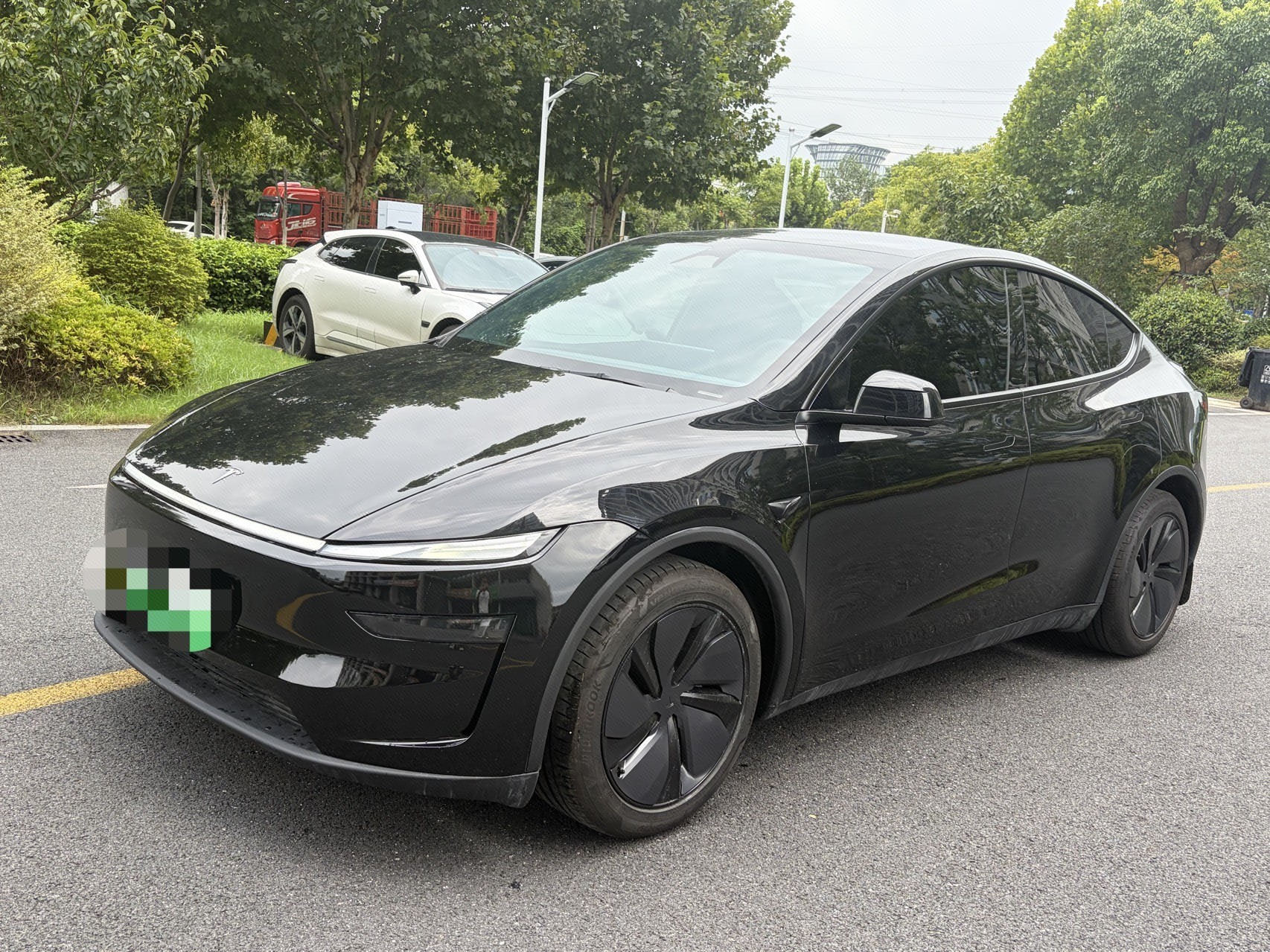 Tesla Model Y 2025 immagine di auto 