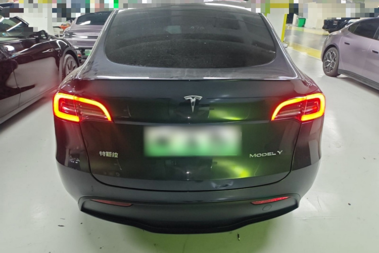 Tesla Model Y 2024 immagine di auto #4