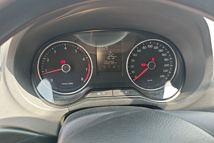 Volkswagen Polo 2016 car image #12