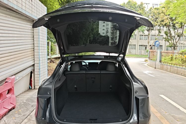 Tesla Model Y 2025 #20 Tesla Model Y 2025 car image #20