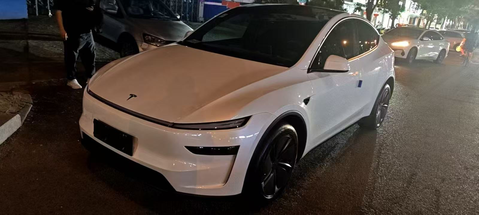 Tesla Model Y 2026 immagine di auto 