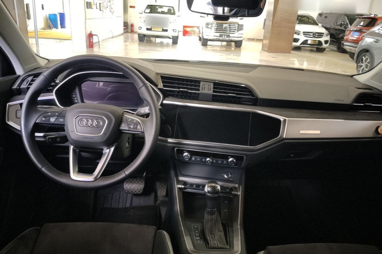 Audi Q3 2021 car image #10