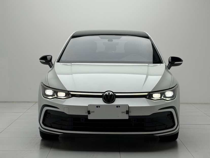 Volkswagen Golf 2023 car image #2