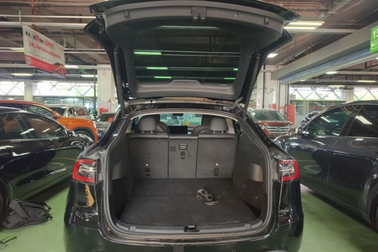 Tesla Model Y 2023 car image #19
