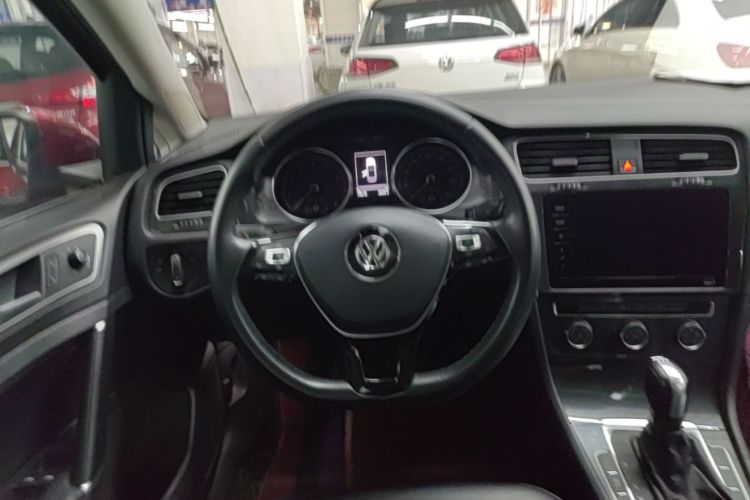 Volkswagen Golf 2020 car image #11