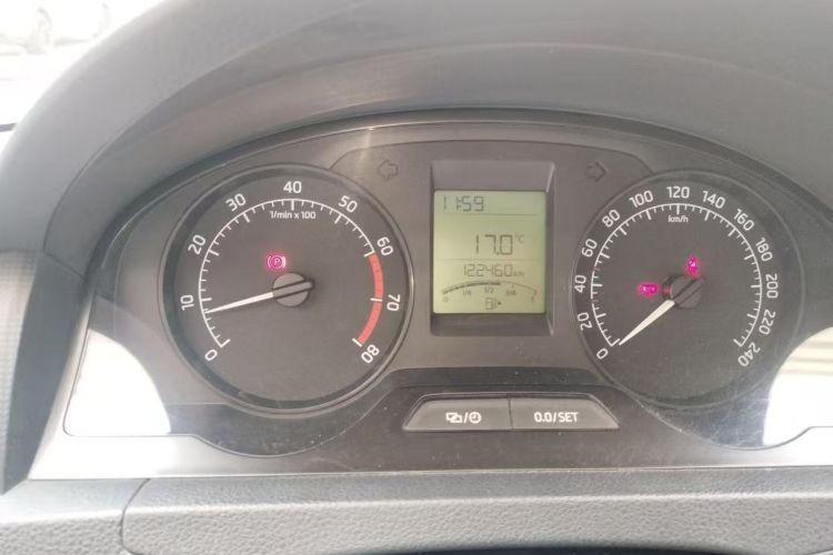 Skoda Rapid 2017 image de voiture #10