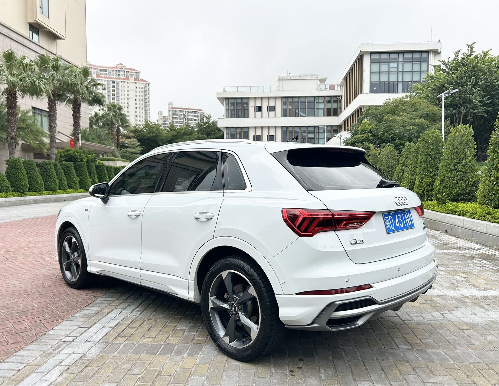 Audi Q3 2022 car image #9
