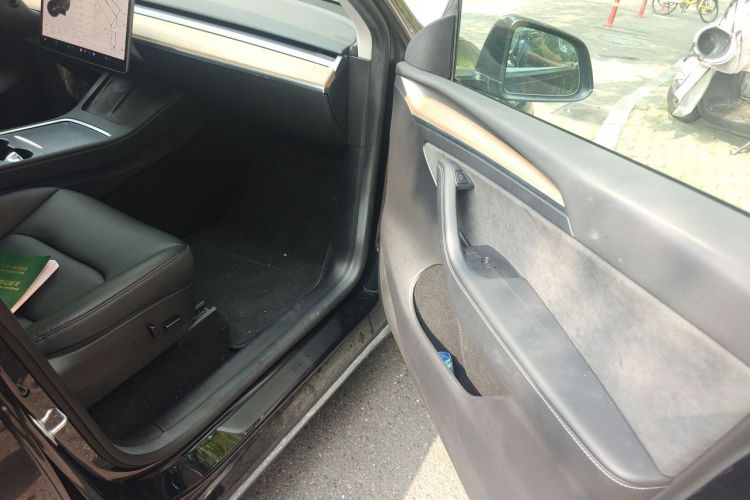 Tesla Model Y 2022 car image #23