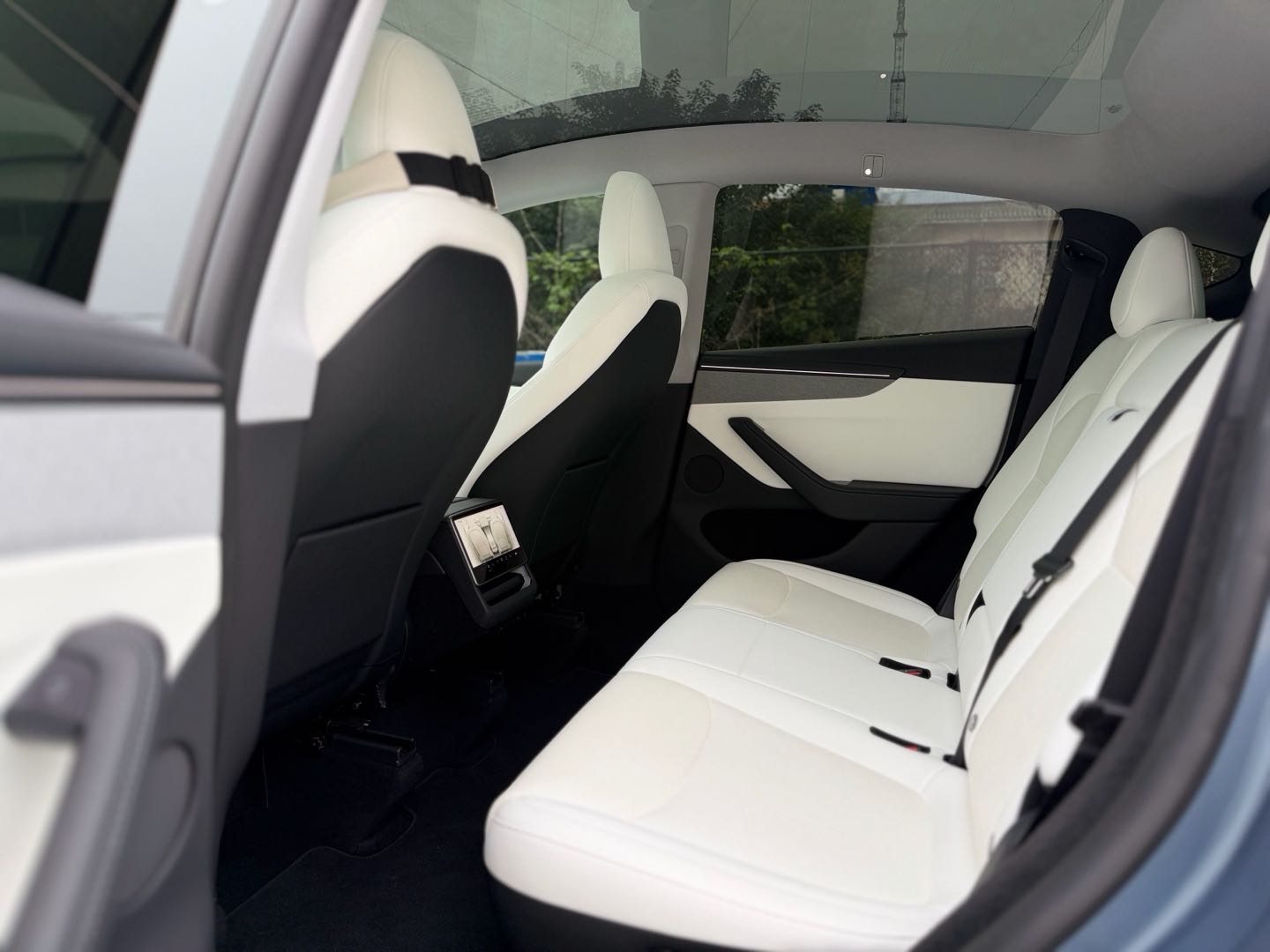 Tesla Model Y 2025 #10 Tesla Model Y 2025 car image #10