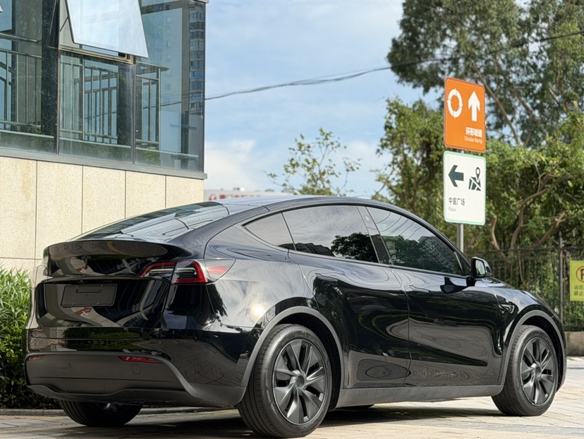 Tesla Model Y 2023 #6 Tesla Model Y 2023 car image #6