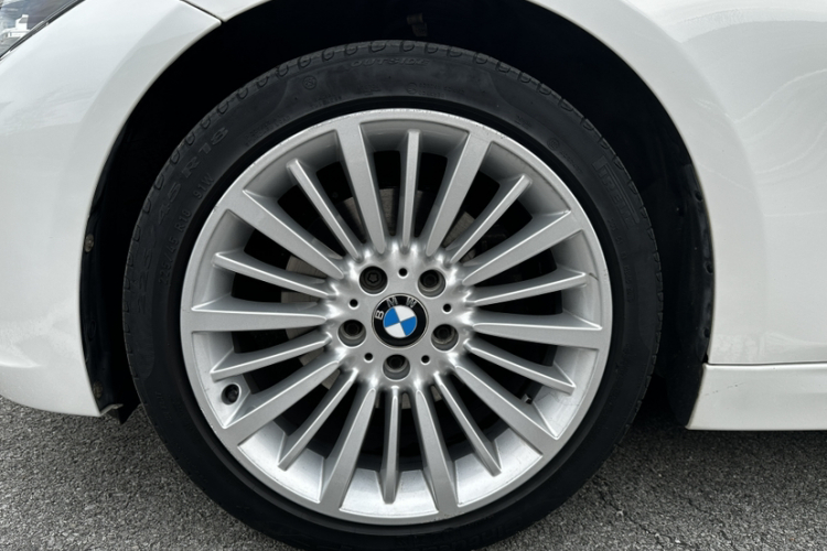 BMW 3 Series 2018 car image #11