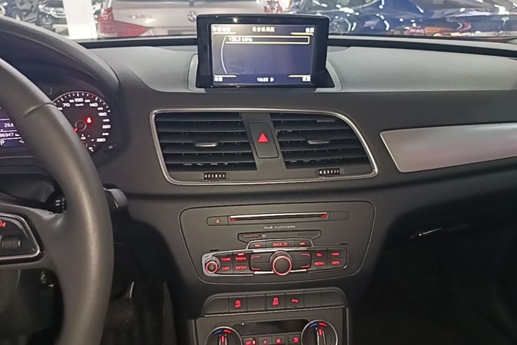 Audi Q3 2018 car image #13