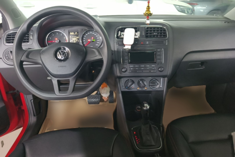 Volkswagen Polo 2015 car image #10