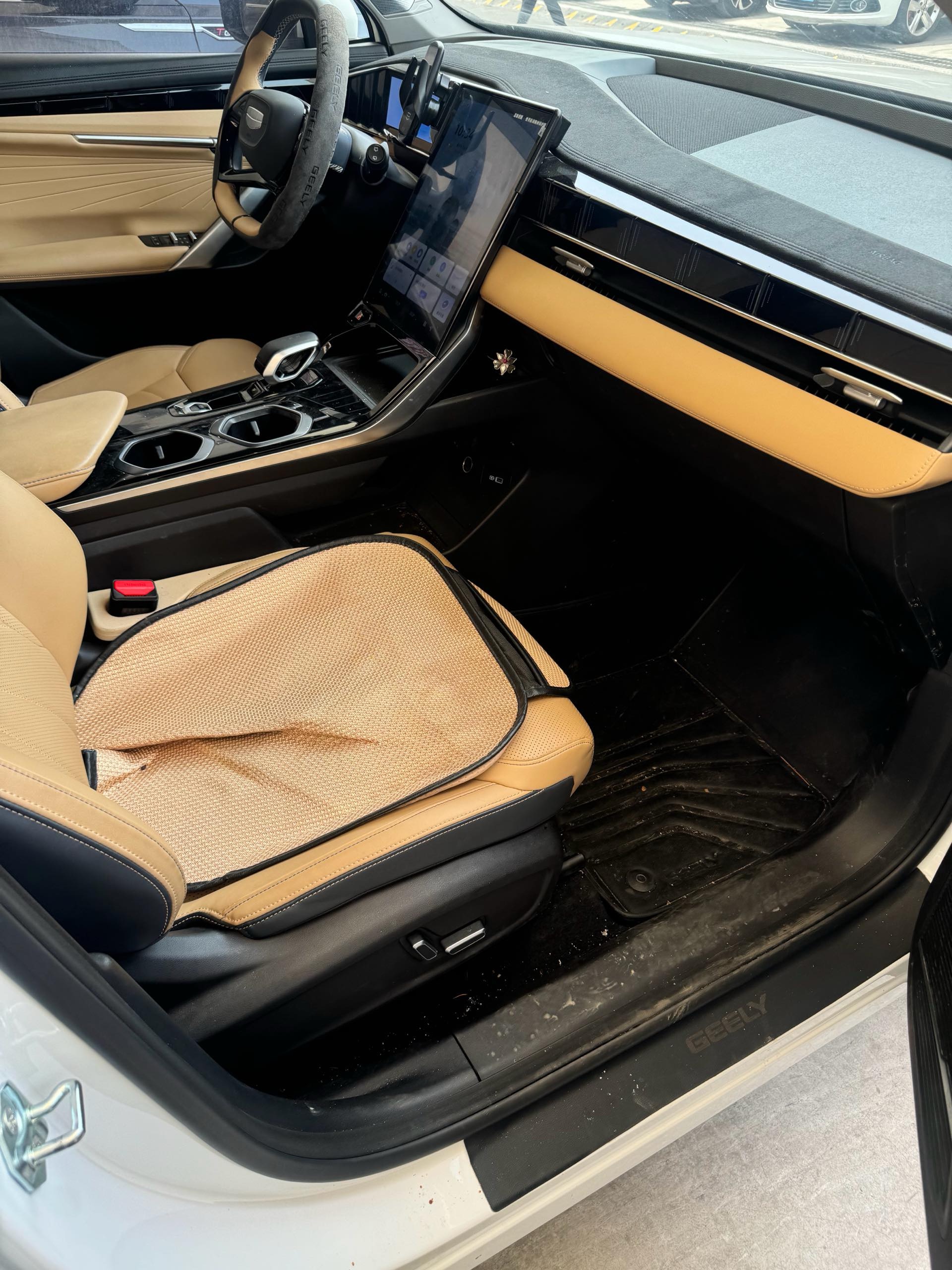 GEELY Boyue L 2023 car image #2