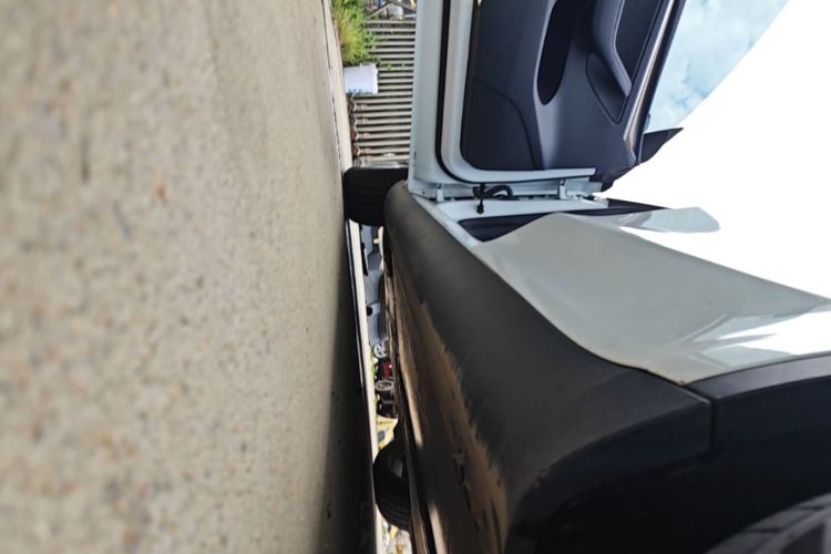 Tesla Model Y 2023 car image #27