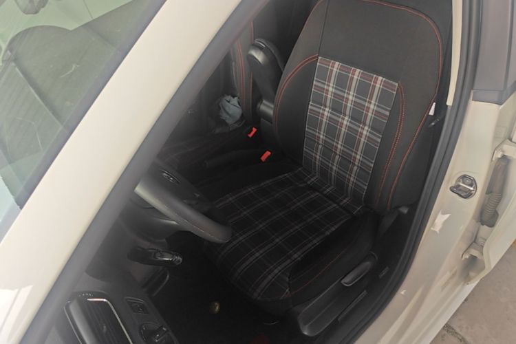 Volkswagen Polo 2015 car image #15