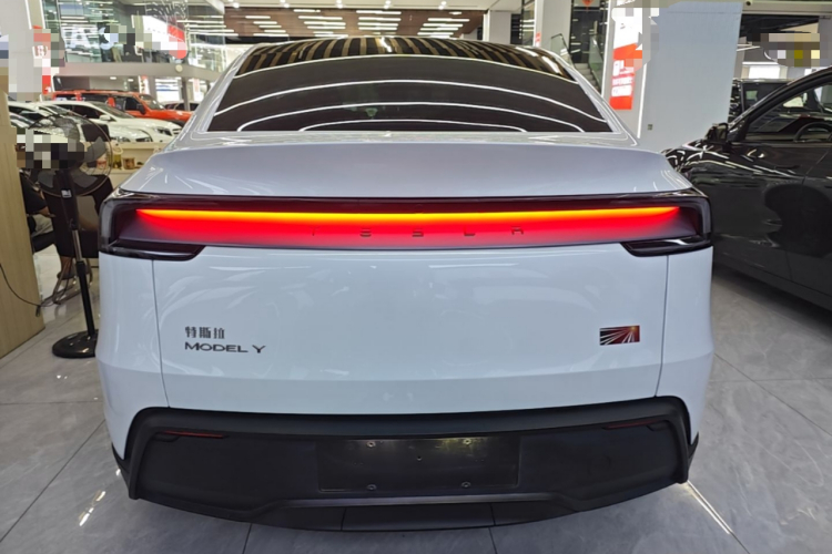 Tesla Model Y 2025 #6 Tesla Model Y 2025 immagine di auto #6