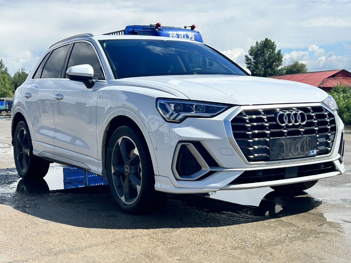 Audi Q3 2022 car image #3