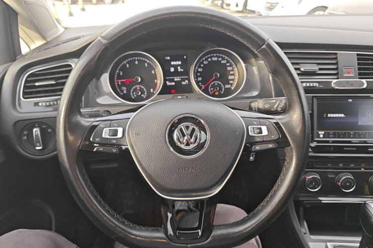 Volkswagen Golf 2018 car image #11