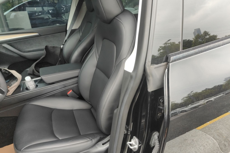 Tesla Model Y 2023 immagine di auto #15