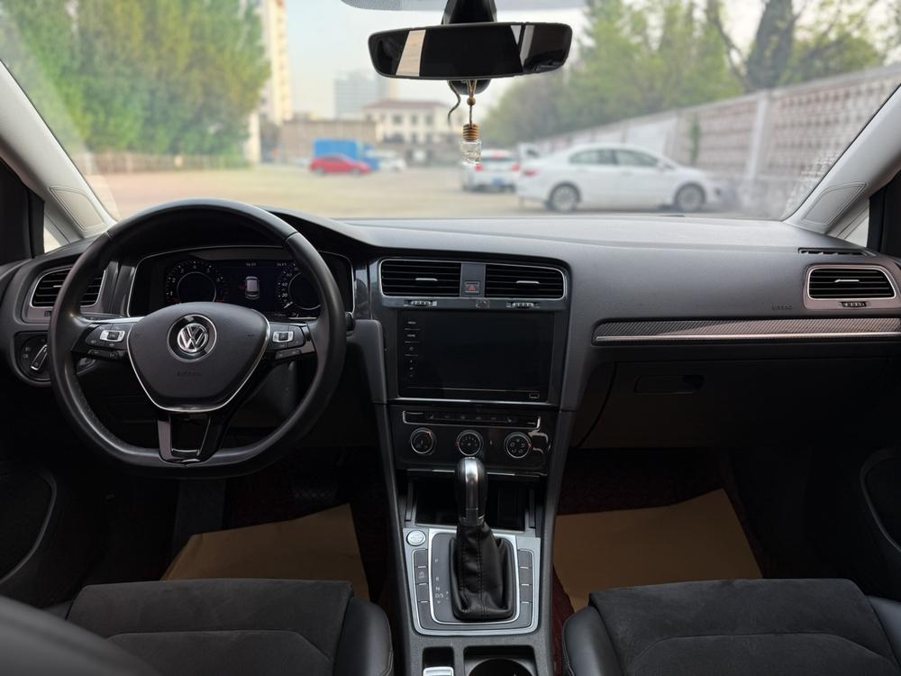 Volkswagen Golf 2020 car image #9