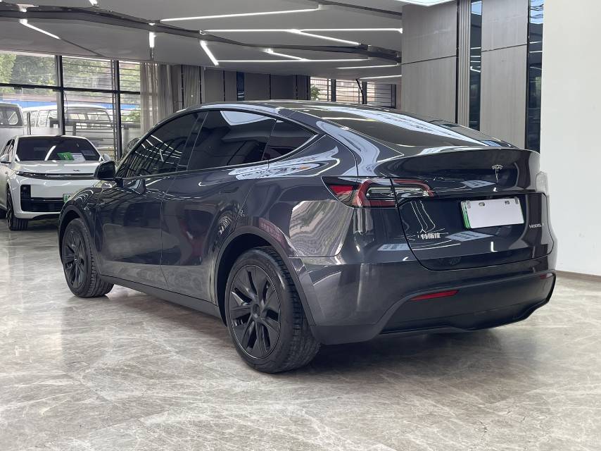 Tesla Model Y 2024 #5 Tesla Model Y 2024 car image #5