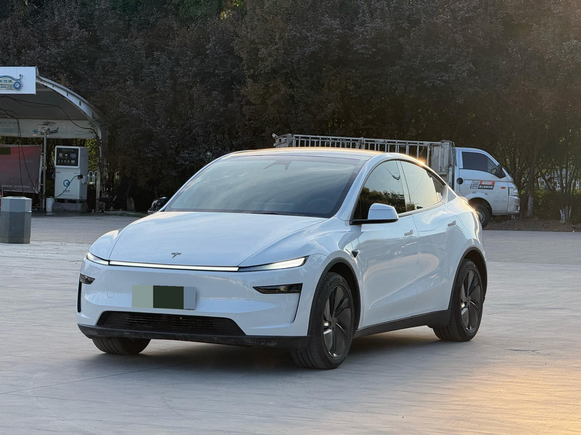 Tesla Model Y 2025 Tesla Model Y 2025 car image