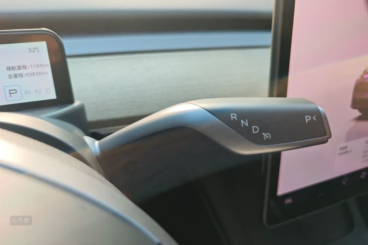 Tesla Model Y 2023 #16 Tesla Model Y 2023 car image #16