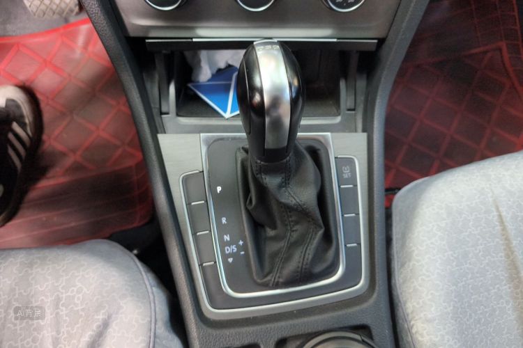 Volkswagen Golf 2015 car image #16