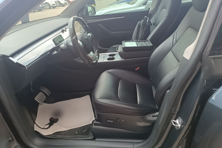 Tesla Model Y 2023 immagine di auto #15