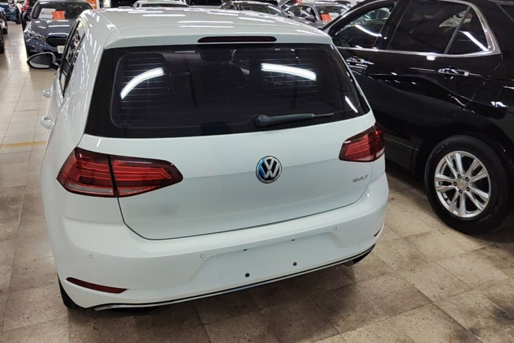 Volkswagen Golf 2018 car image #6