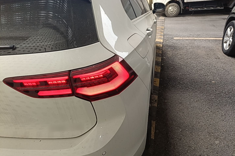 Volkswagen Golf 2022 car image #8