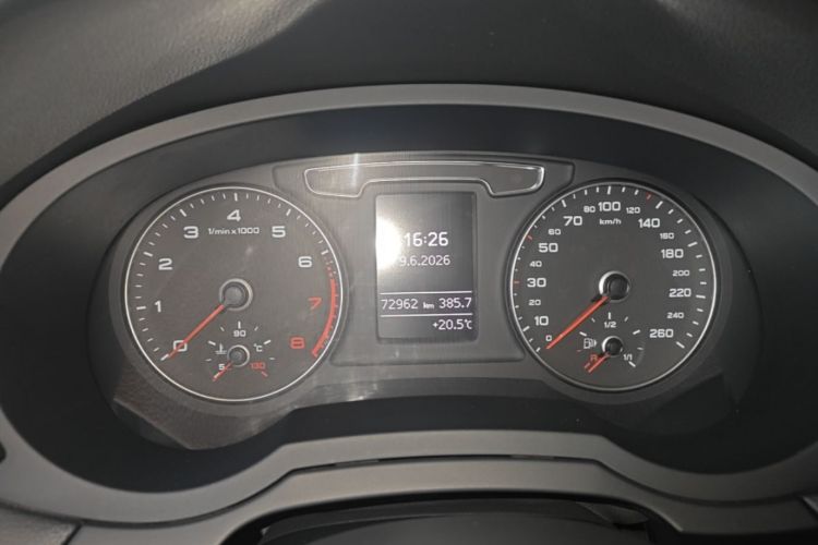 Audi Q3 2018 car image #12