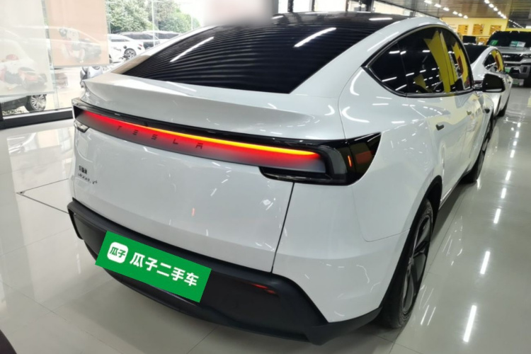 Tesla Model Y 2025 #7 Tesla Model Y 2025 car image #7