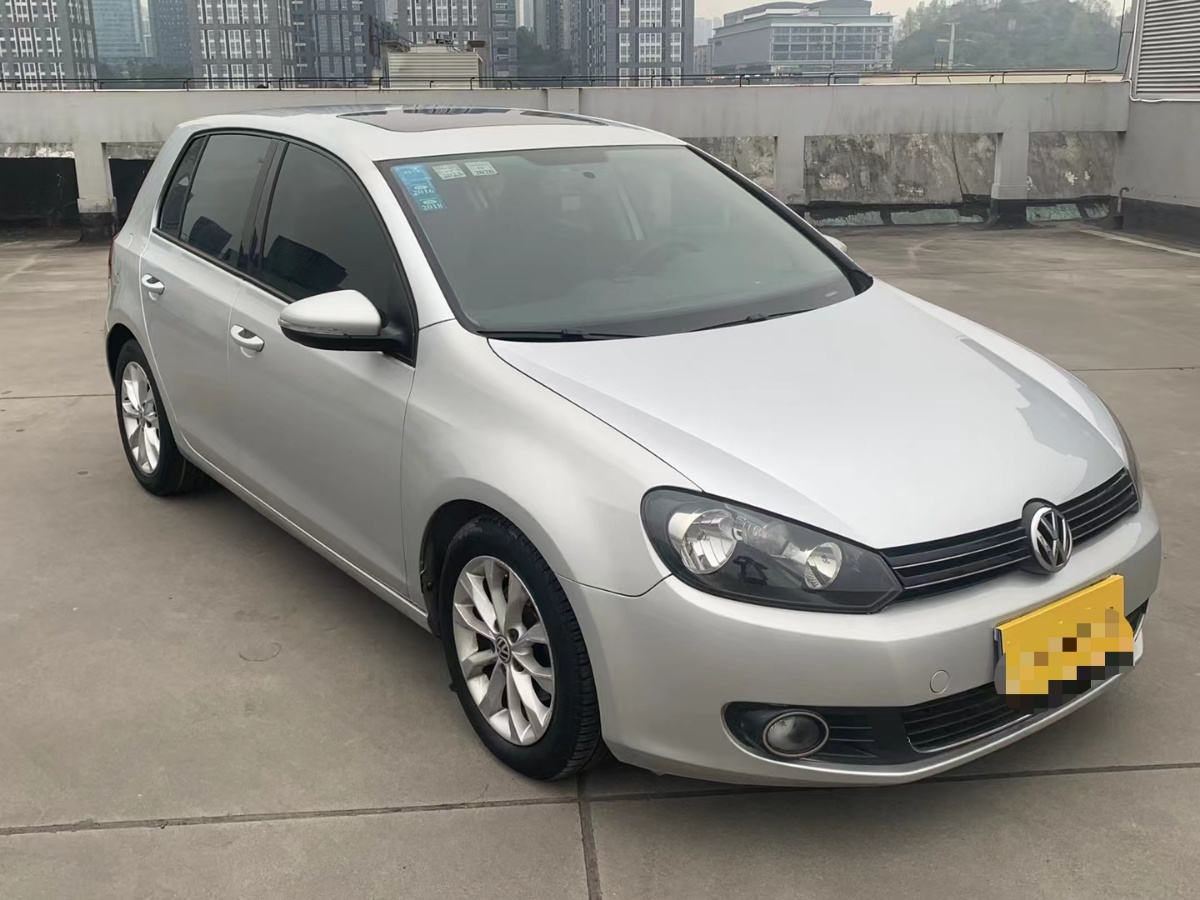 Volkswagen Golf 2010 car image #3