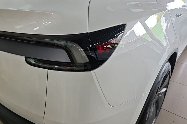 Tesla Model Y 2026 #8 Tesla Model Y 2026 car image #8