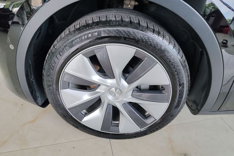 Tesla Model Y 2022 car image #9